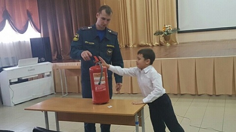 Полезные уроки. Сургутских школьников научили пользоваться огнетушителями
