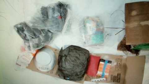 Сургутские полицейские в лесу у дороги обнаружили свыше 600 пакетиков с наркотиком. ФОТО