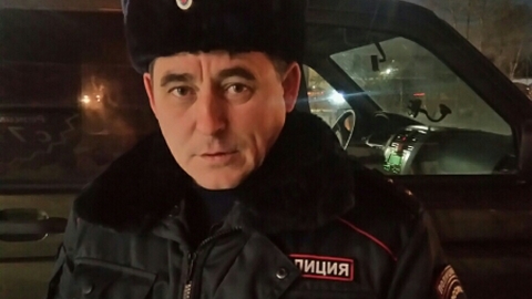 Вовремя оказался рядом. В Нефтеюганске полицейский спас жильцов дома от пожара и вынес из огня 3 детей