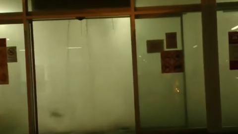 Водопад "Магнит". Прорыв трубы в магазине Сургута превратил торговый зал в декорации к фильму про апокалипсис. ВИДЕО