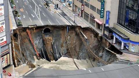 Ремонт дорог по-японски: 30-метровую дыру устранили за 48 часов. ВИДЕО