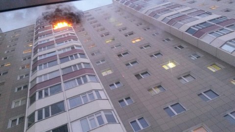 Пожар в 18-этажке на улице Крылова в Сургуте: загорелся балкон. ФОТО