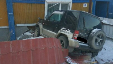 В Ханты-Мансийске пенсионерка на джипе протаранила дом: деревянная стена почти проломилась. ФОТО