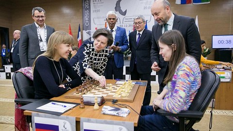 Первый ход — за губернатором. В столице Югры проходит заключительный этап серии Гран-при ФИДЕ по шахматам среди женщин