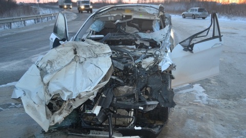 ДТП на "встречке". На трассе Сургут-Салехард BMW врезался в УРАЛ - погиб молодой водитель. ФОТО