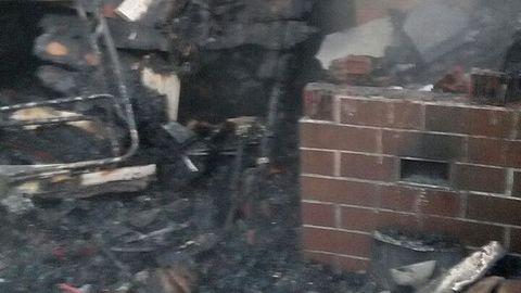 Пожар унес жизни двух пожилых сургутянок. В СОТ «Энергетик-2» сгорел деревянный дом. ФОТО