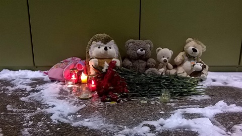 Жители Нефтеюганска несут игрушки и свечи к зданию СДЮСШОР «Сибиряк». ФОТО