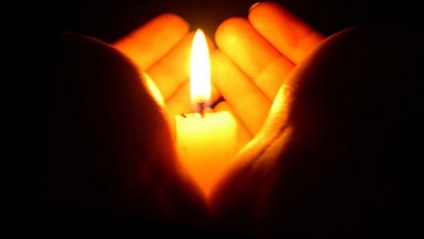 В память о погибших. Сургутяне несут свечи и лампады к городскому спорткомитету