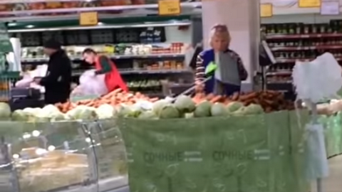 "И так раскупят!". Уборщица в гипермаркете федеральной сети высыпала мусор прямо в овощи. ВИДЕО