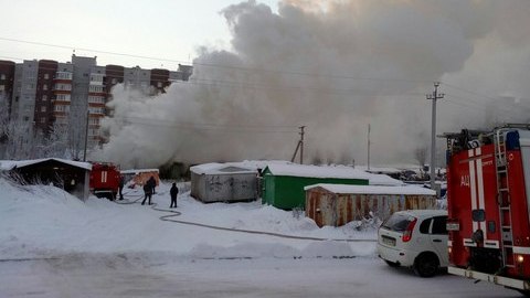 В Сургуте горит балок. По предварительным данным, пострадали ребенок и мужчина. ФОТО, ВИДЕО