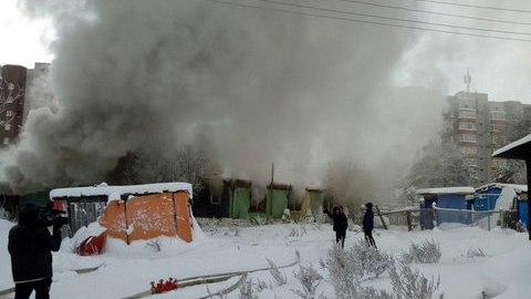 Пожар в балках на улице Авиационной в Сургуте: открытое горение ликвидировано