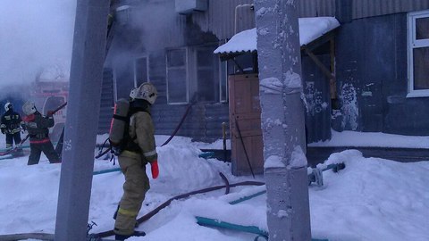 В Нефтеюганске произошел пожар в двухэтажке: 6-летний мальчик и его мама попали в больницу