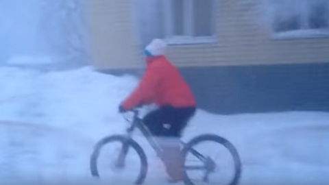 "А нам все равно". В мороз под минус 50 сургутяне ездят на велосипеде. ВИДЕО