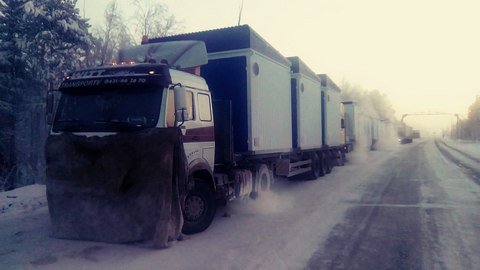 Автоколонна грузовиков застряла под Ноябрьском. Водители замерзают в минус 60. ФОТО 