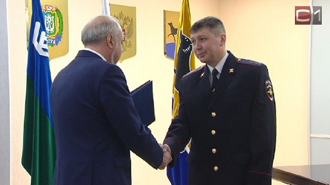 Глава Сургута наградил полицейского нацгвардии за спасение ребенка при пожаре