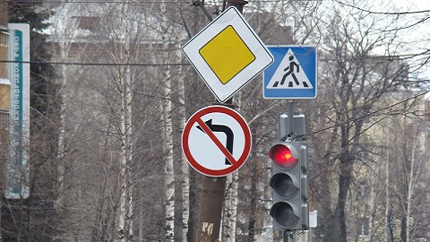 Меньше знак — больше штрафов. Размеры дорожных знаков в России хотят уменьшить в полтора раза