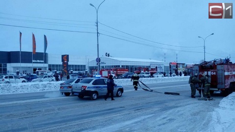 В Сургуте загорелась крыша автосалона "Лада". ФОТО