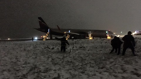 ЧП в аэропорту Калининграда. Самолет при посадке выкатился за пределы полосы. ВИДЕО