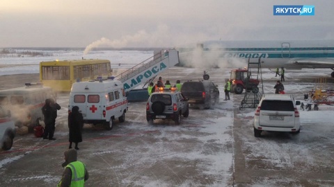 Улетел недалеко. Якутский самолет экстренно сел в аэропорту вылета из-за отказа двигателя. ВИДЕО