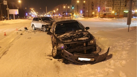 ДТП на Мира: в Сургуте Toyota врезалась в Opel, есть пострадавший