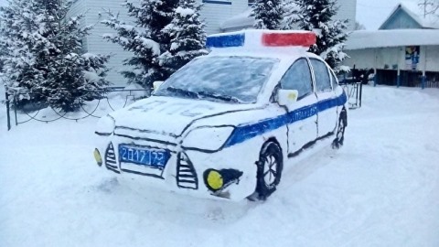 Снеговик ДПС. Тюменские полицейские вылепили патрульный автомобиль в натуральную величину
