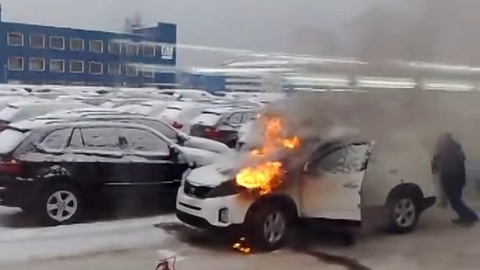 В Сургуте на Нефтеюганском шоссе сгорел внедорожник 