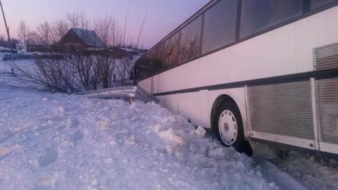 На тюменской трассе автобус съехал в кювет. Люди остались без одежды в 40-градусный мороз