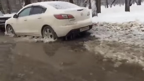 В Воронеже автомобили вмерзли в лед из-за коммунальной аварии. ВИДЕО