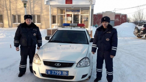 В Пыть-Яхе полицейские оказали помощь семье с двумя детьми, замерзающей в машине 