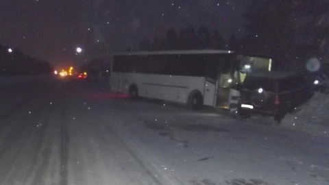 На трассе "Сургут-Лянтор" пассажирский автобус столкнулся с УАЗ: пострадали двое детей