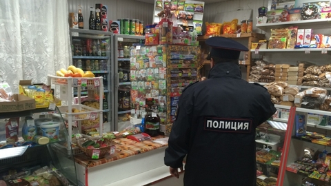 Двое в масках ограбили магазин в Сургутском районе — забрали 4 тысячи рублей