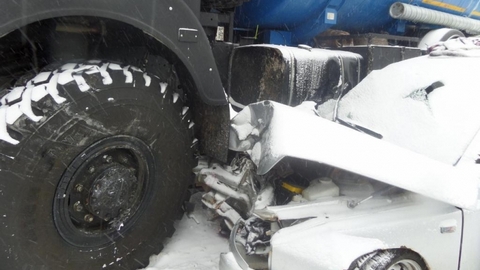В Нижневартовском районе Nissan протаранил стоящий на обочине "Урал". Один человек погиб
