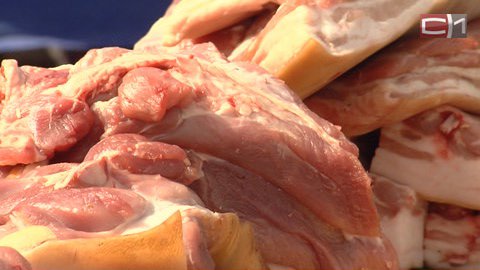 Голод не тетка. Сотрудник магазина в Югре украл 400 килограммов мяса под покровом ночи. ВИДЕО