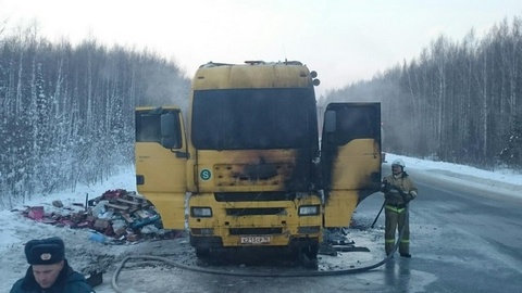 На трассе «Тюмень – Ханты-Мансийск» едва не сгорел грузовик с бумагой. ФОТО