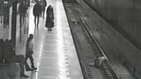 Увлекся телефоном. В метро Екатеринбурга на рельсы упал 8-летний мальчик. ВИДЕО