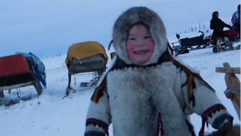 Пингвиненок Соня. Ямальская девочка в национальной одежде покоряет интернет. ВИДЕО