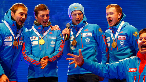 Не растерялись! Российским биатлонистам, победившим на ЧМ, пришлось петь гимн а капелла во время награждения. ВИДЕО