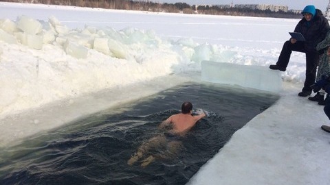 А вам слабо? Сургутские «моржи» устроили заплыв на 50 и 100 метров в ледяной воде. ФОТО