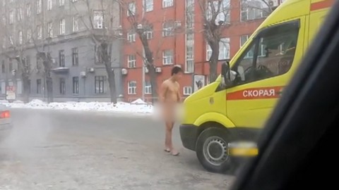 Стриптиз перед "скорой". Голый мужчина атаковал машину реанимации в Новосибирске. ВИДЕО