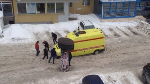 Желтая карточка и штраф! Фото застрявшей в сургутском дворе "скорой" попали в Instagram Вадима Шувалова