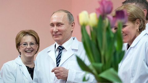 Пообещал повысить. Владимир Путин рассказал, какой должна быть зарплата у врачей в 2018 году
