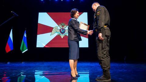 В Ханты-Мансийске наградили сотрудников Росгвардии. В марте эти войска впервые отметят день образования