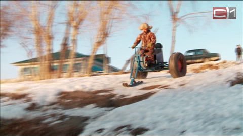 Слепил из того, что было. Кулибин из Тюмени зимой разъезжает по окрестностям на самодельном снегоходе