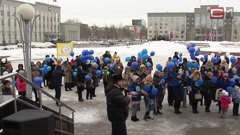 Сургутяне "зажгли синим": в знак поддержки детей с аутизмом в небо выпустили тысячу шаров