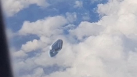 Самолёт едва не столкнулся с НЛО: пассажир снял из иллюминатора летающую тарелку. ВИДЕО