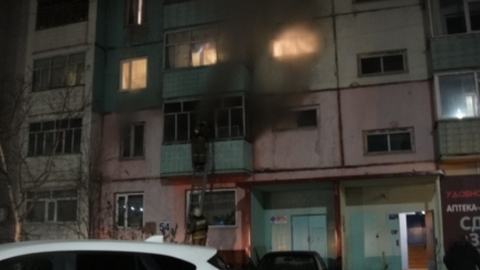 Спасательная операция. Пожарные в Нефтеюганске вынесли из горящей квартиры безногого мужчину 