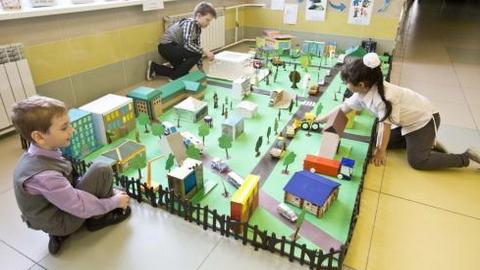 Бумажный Сургут. Ученики вторых классов школы №19 создали макет города своими руками