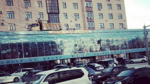 КАМАЗ на крыше сургутского ТЦ