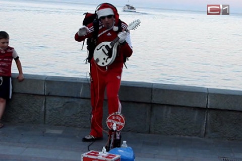На набережной Ялты играет и поет Санта-Клаус