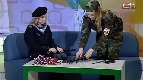 Защитницы Отечества. Умеют ли девушки разбирать автомат?